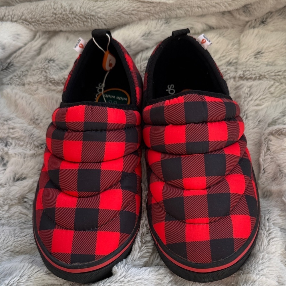 Sporto Red and Black Plaid Puffer Shoe slippers size 7 wide NWT - Picture 2 of 7